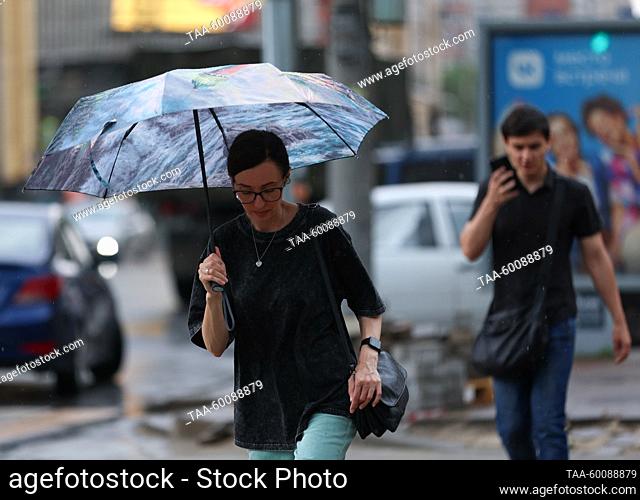 RUSSIA, ROSTOV-ON-DON - JUNE 26, 2023: Una chica camina bajo la lluvia. Erik Romanenko/TASS