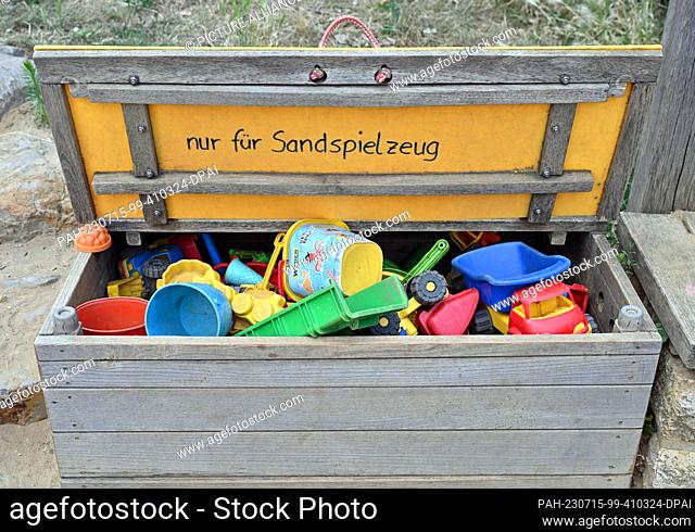 PRODUCTION - 13 July 2023, Erfurt: Sandbox toys lie in a box at the playground in Glockengasse. In Erfurt, there are already boxes with sandbox toys at three...