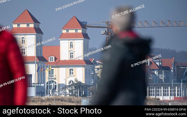 23 March 2022, Mecklenburg-Western Pomerania, Binz: Tourists walk on the beach in the Baltic resort of Binz. Following a decision by the state parliament