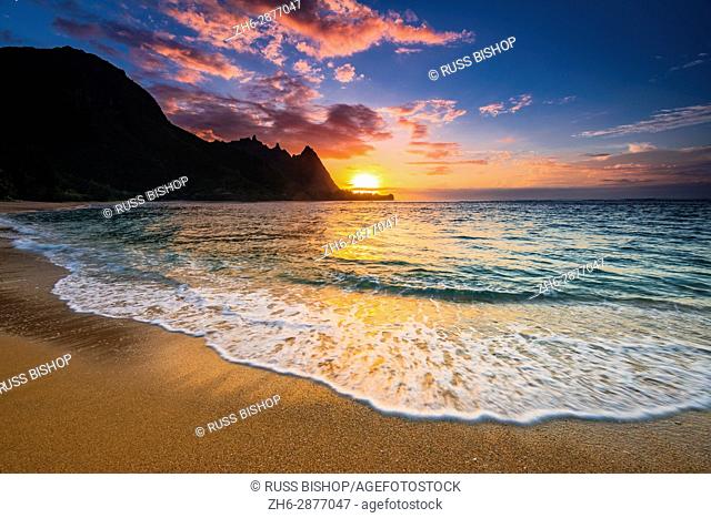Sunset over the Na Pali Coast from Tunnels Beach, Haena State Park, Kauai, Hawaii USA