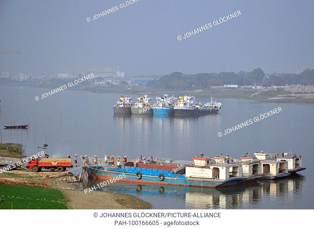 Ship transport in Ghorashal near Narsingdi on 09.01.2015 - Bangladesh. | usage worldwide. - Ghorashal/Dhaka/Bangladesh