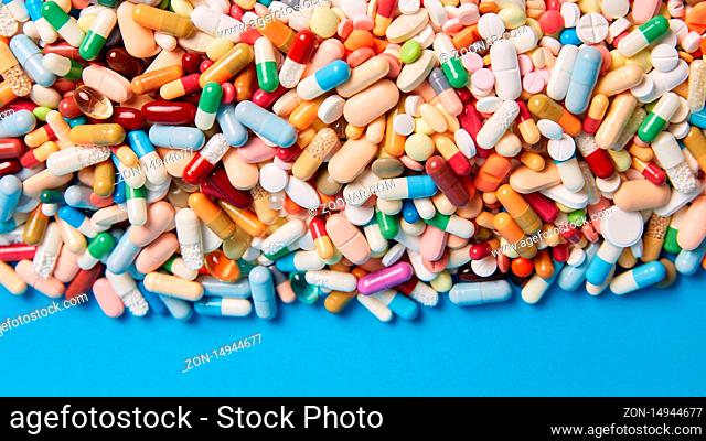 Medizin Hintergrund mit bunten Medikamenten auf einem blauen Hintergrund