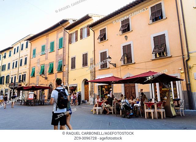 Tourists having lunch in a pedestrian street full of restaurant terraces, Pisa, Tuscany, Italy