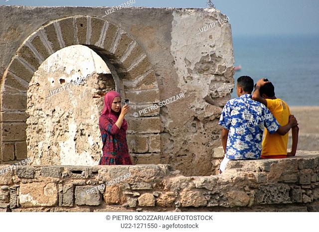 El Jadida (Morocco): Moroccan friends taking a photo with a mobile phone by the city’s walls