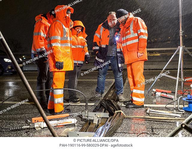 15 January 2019, Hamburg: Christian Merl (2nd from right), construction site coordinator of the Ministry of Economics, Transport and Innovation