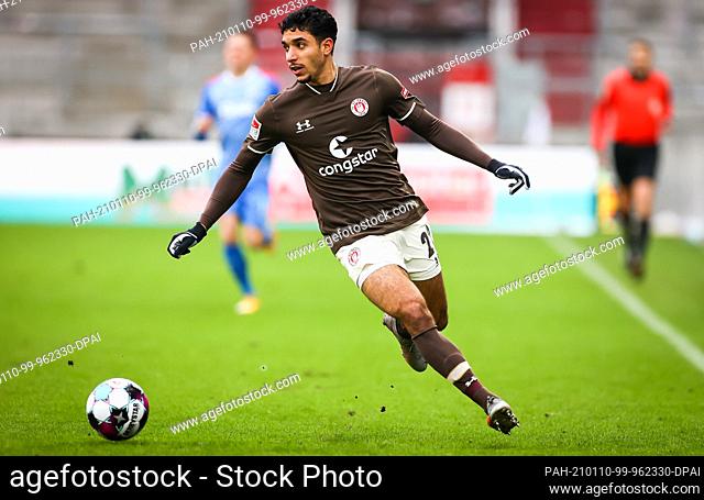 09 January 2021, Hamburg: Football: 2. Bundesliga, Matchday 15, FC St. Pauli - Holstein Kiel at Millerntor-Stadion. St.Pauli's Omar Marmoush plays the ball