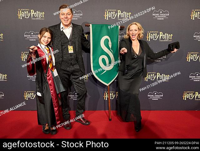 05 December 2021, Hamburg: Maik Klokow, producer of ""Harry Potter and the Enchanted Child"", his wife Anna Montanaro Klokow and his daughter Marlene come to...