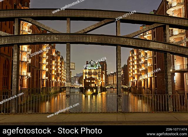 Poggenmühlenbrücke mit Durchblick auf das Wasserschlösschen, Wasserschloss, Hamburger Speicherstadt bei Nacht, Hamburg, Deutschland / Poggenmühlen bridge...
