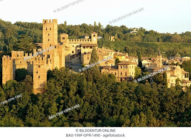 Rocca Viscontea Visconti castleof Castell'Arquato in Emilia-Romagna, Italien. Founded over pre-existing edifice, it was the seat of the Visconti garrison and...