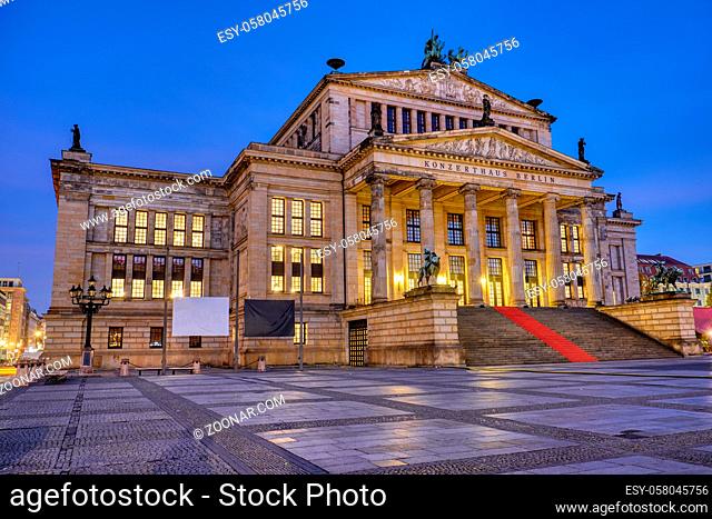 Das Konzerthaus am Gendarmenmarkt in Berlin bei Nacht