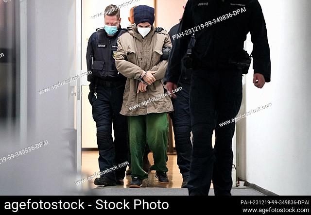 dpatop - 19 December 2023, Schleswig-Holstein, Itzehoe: The defendant Ibrahim A. (M) is brought into the courtroom at the China Logistic Center in handcuffs