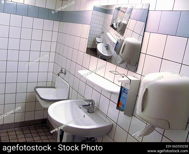 Waschbecken auf einer öffentlichen Toilette