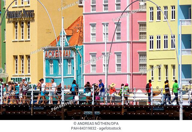 The colourful boardwalk on the Caribbean island of Curacao in Willemstad, Netherlands, 12 August 2016. Photo: ANDREAS NOETHEN/dpa | usage worldwide