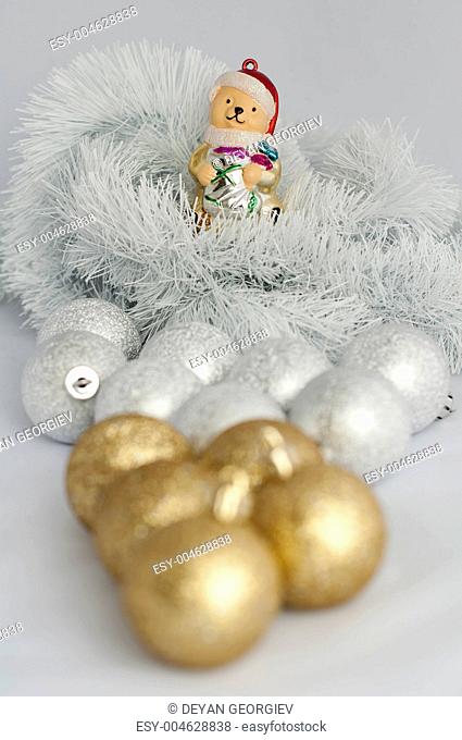 Christmas motifs with balls and chains