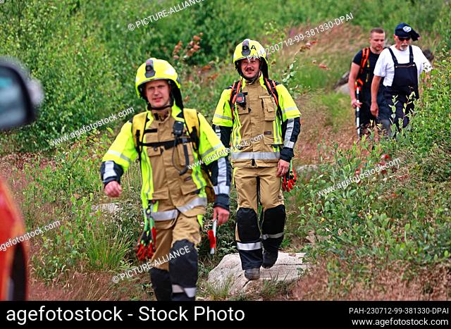 12 July 2023, Saxony-Anhalt, Schierke: Firefighters search a forest area in the Harz National Park for a fire after being alerted