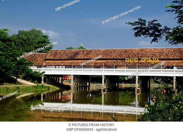 Thailand: The covered bridge over the Ping River houses the Kad Khua Meuang Tha Singh Folk Market, Lamphun
