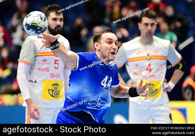 21 January 2022, Slovakia, Bratislava: Handball, European Championship, Group 2, Matchday 2, Russia - Spain, Main Round: Russia's Igor Soroka (m) misses the...