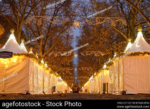 21 November 2021, Saxony, Dresden: Shuttered sales tents stand in the evening at the Christmas market ""Augustusmarkt"" on the main street