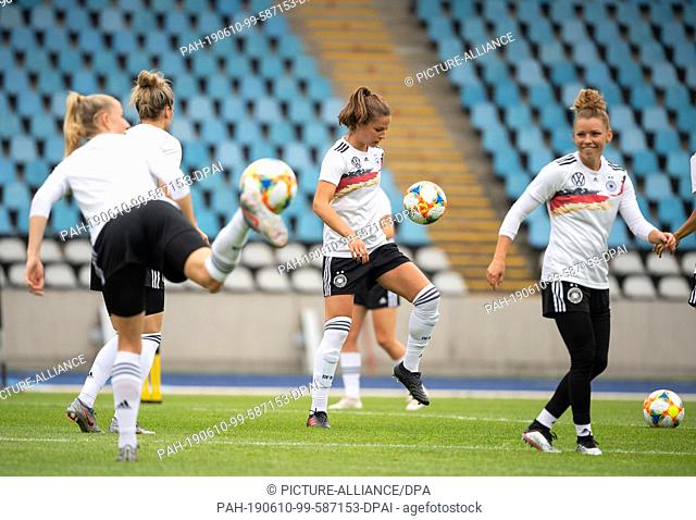 10 June 2019, France (France), Villeneuve-D·ascq: Football, women: WM, national team, Germany, training: Lea Schüller (l-r)
