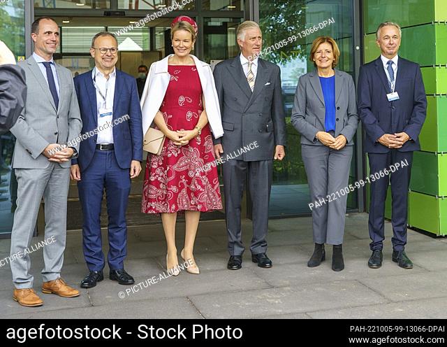 05 October 2022, Rhineland-Palatinate, Mainz: Clemens Hoch (SPD, l), Minister of Health in Rhineland-Palatinate, Sean Marett (2nd from left), CBO/CO BioNTech