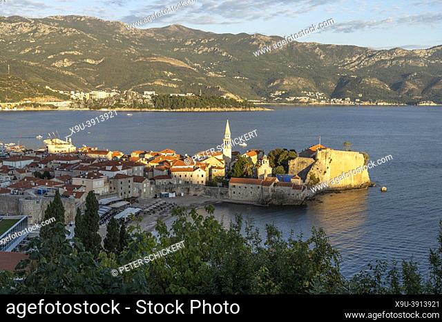 Blick auf den Strand Plaža Ricardova Glava und die Altstadt von Budva, Montenegro, Europa | Plaža Ricardova Glava beach and the Old Town of Budva seen from...