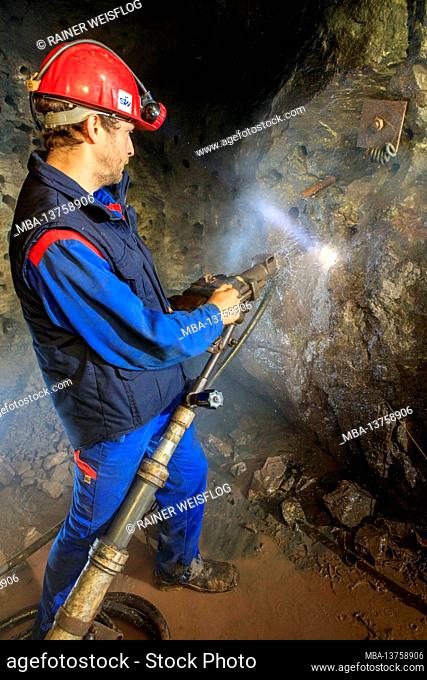 Tin mine: manual drilling in the Pöhla visitor mine near Aue