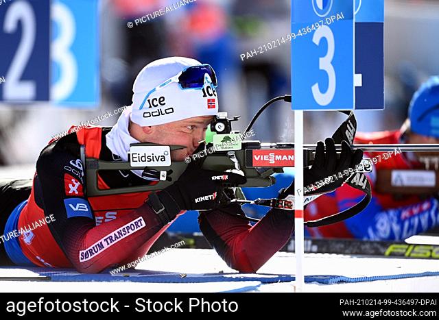 14 February 2021, Slovenia, Pokljuka: Biathlon: World Championship, Pursuit 12.5 km, men. Johannes Dale from Norway shooting at the start