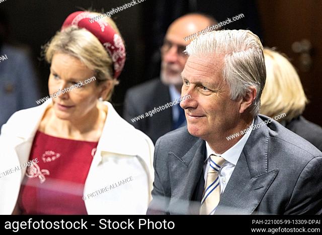 05 October 2022, Rhineland-Palatinate, Mainz: Queen Mathilde and King Philippe of Belgium watch a demonstration of the printing press at the Gutenberg Museum