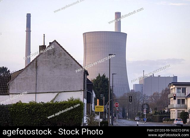 03 December 2023, North Rhine-Westphalia, Voerde: View of the 165-meter-high cooling tower of the RWE coal-fired power plant, which was shut down in 2017