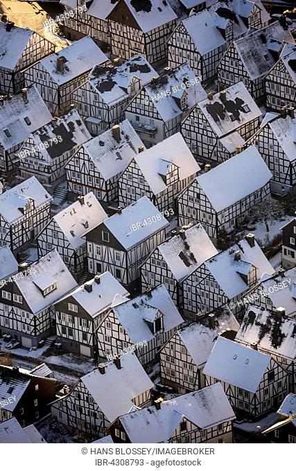 Alter Flecken, historic centre in winter with snow, half-timbered houses, Freudenberg, Siegerland, Siegen-Wittgenstein, North Rhine-Westphalia, Germany