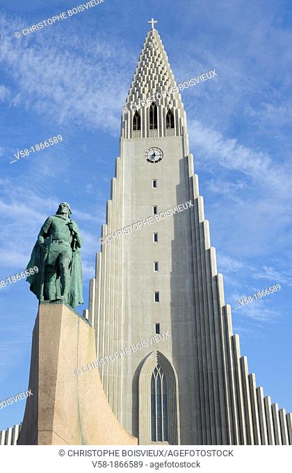 Iceland, Rekjavik, Statue of Leif Ericson Leifr Eiríksson and Hallgrimskirkja church