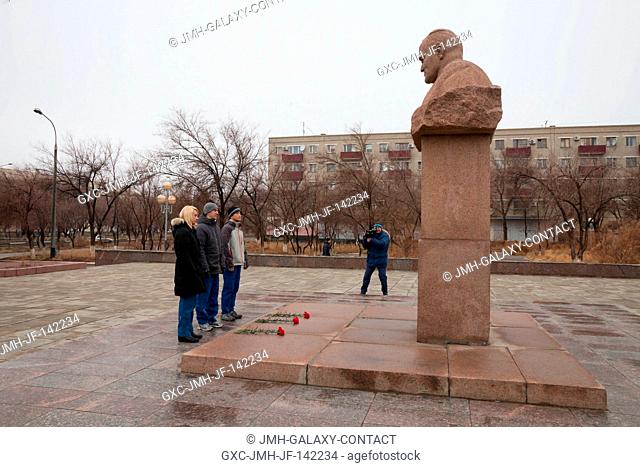 During a tour of the city of Baikonur, Kazakhstan, the Expedition 46-47 backup crewmembers paid homage at the statue of the Russian Great Designer