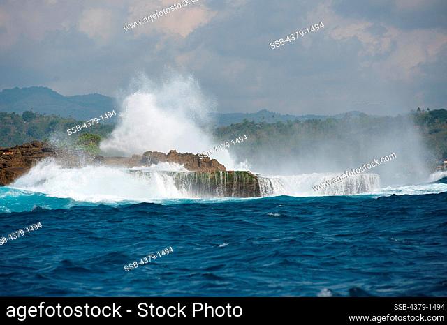 Crashing waves at coast, Nusa Lembongan, Bali, Indonesia