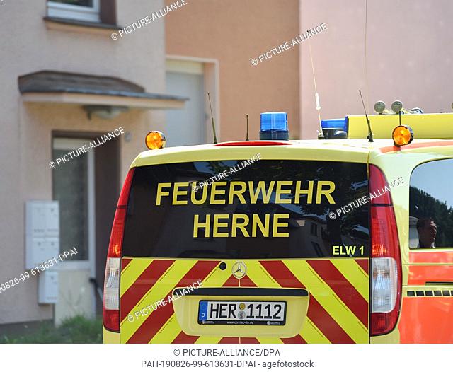 26 August 2019, North Rhine-Westphalia, Herne: A fire engine car stands in front of an apartment building. A poisonous cobra escaped a snake holder in Herne on...