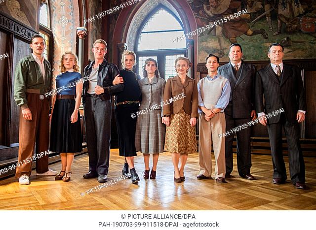 03 July 2019, North Rhine-Westphalia, Solingen: The actors Franz Hartwig (l-r), Elisa Schlott, David Schütter, Katja Riemann, Vanessa Loibl, Anna Maria Mühe