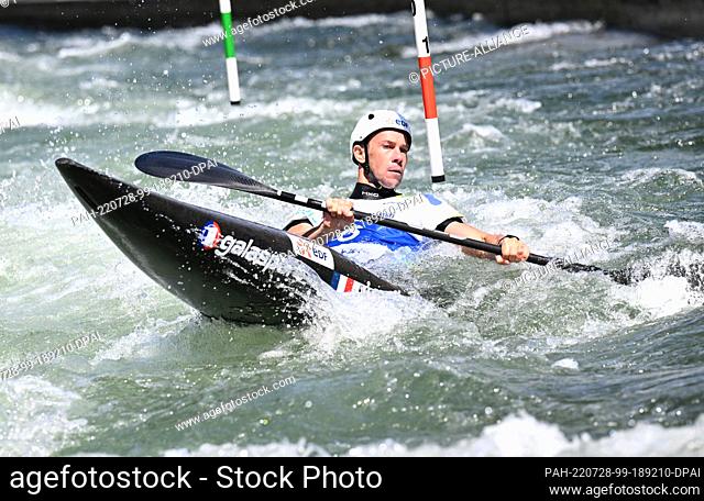 28 July 2022, Bavaria, Augsburg: Canoe/Slalom: World Championship, single kayak, heats, men. Frenchman Boris Neveu starts in the 1st preliminary heat