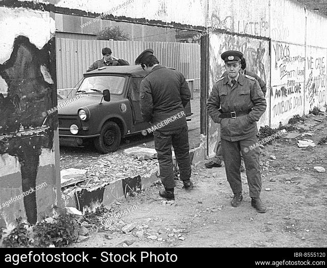 GDR, Berlin, 30. 04. 1990, Wall at Gropiusbau, border guards, NVA, Trabant, © Rolf Zoellner