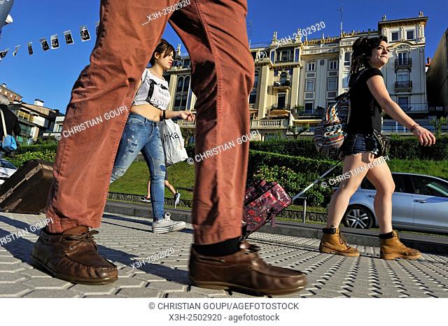 walkers on Paseo de La Concha, San Sebastian, Bay of Biscay, province of Gipuzkoa, Basque Country, Spain, Europe