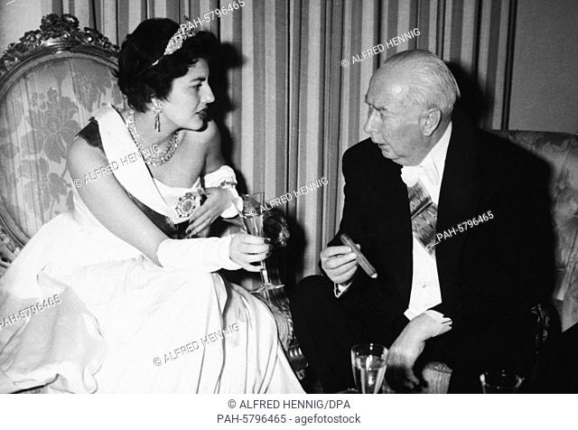 Theodor Heuss talks to empress Soraya. The head of state Heuss has given a reception in honour of the Persian imperial couple