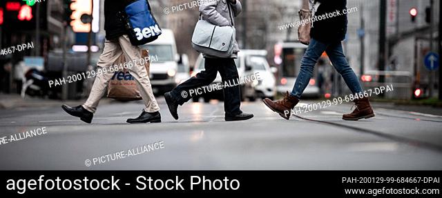 29 January 2020, North Rhine-Westphalia, Duesseldorf: Pedestrians crossing a street in Düsseldorf. At its conference, the German Association of Cities and Towns...