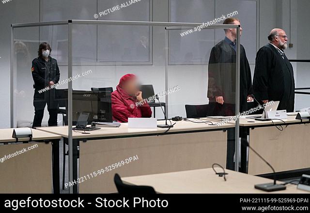 15 November 2022, Schleswig-Holstein, Itzehoe: PIXELN PIXELN - POOL - The defendant Irmgard F. (l) sits next to her lawyers Niklas Weber (2nd from right) and...