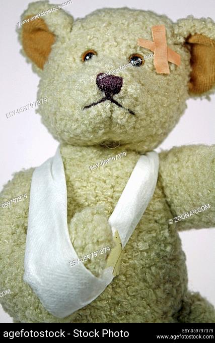 Verletzter Teddy mit Armschlinge
