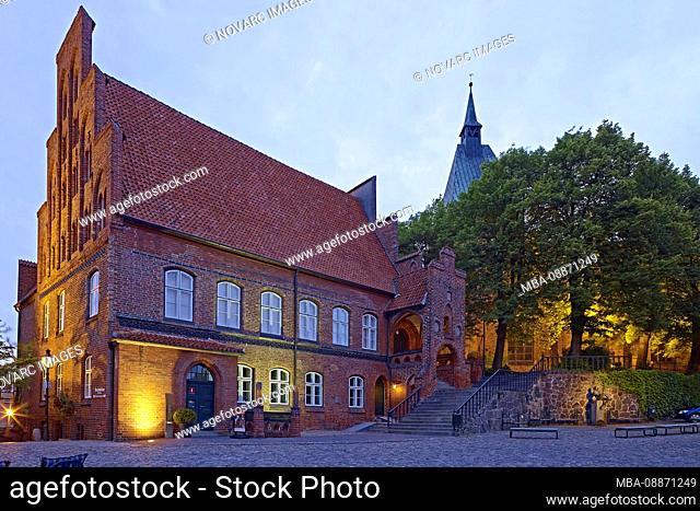 City Hall and Church of St Nicholas at marketplace in M”lln, Duchy of Lauenburg, Schleswig-Holstein, Germany