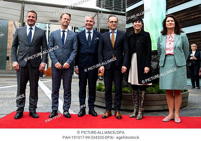 17 October 2019, Berlin: Heiko Maas (4th from left, SPD), Foreign Minister, is welcomed by the Foreign Ministers of the Nordic countries (l-r)