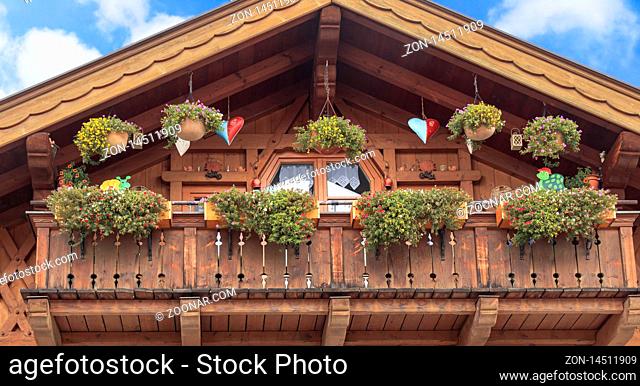 Holzaus mit Balkon und üppigem Blumenschmuck, typisch für die Region Oberbayern