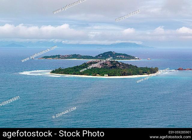 Luftaufnahme der beiden Inseln Cousin und Cousine auf den Seychellen, Afrika. Aerial view of the small islands Cousin and Cousine