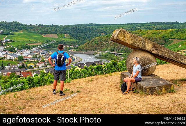 Hiker at the sculpture knee with joint near Nittel with view to Machtum, Luxembourg, Moselsteig Etappe 2 Palzem-Nittel, Obermosel, Saar-Obermosel-Region