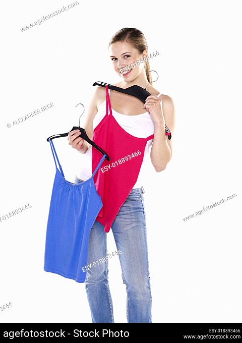Junge Frau beim Einkaufen /Shopping, probiert Kleidung