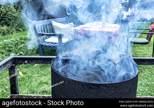 09 September 2023, Hamburg: Smoke saturated with soot and particulate matter rises from a charcoal grill. Photo: Markus Scholz/dpa/picture alliance/dpa | Markus...
