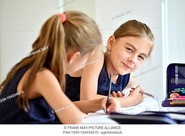 Two girls are doing their homework, Germany, city of Osterode, 23. May 2018. Photo: Frank May (model released) | usage worldwide